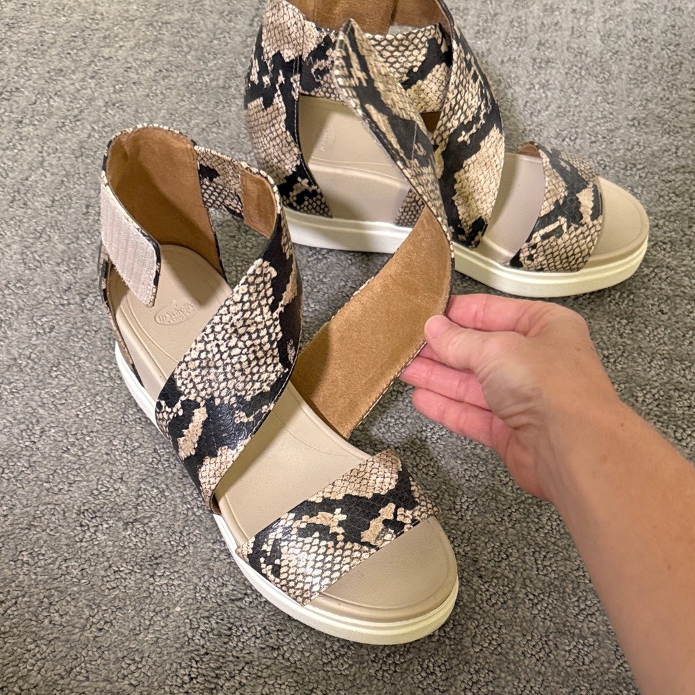 NWOT Dr. Scholl's Snakeskin Wedge Sandals - Black and Tan - Picture 4 of 8